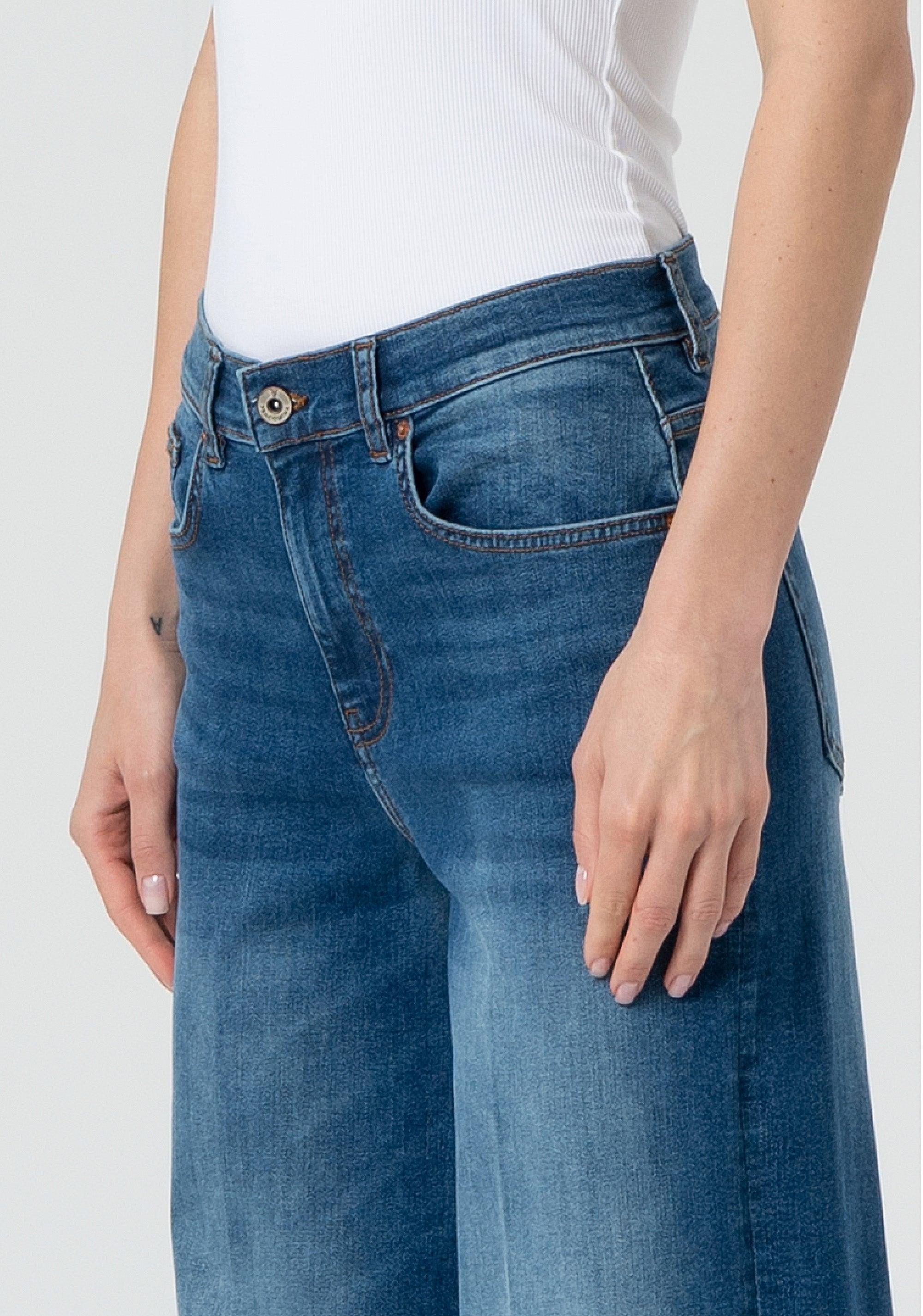 Jeans wide leg in denim con lavaggio medio