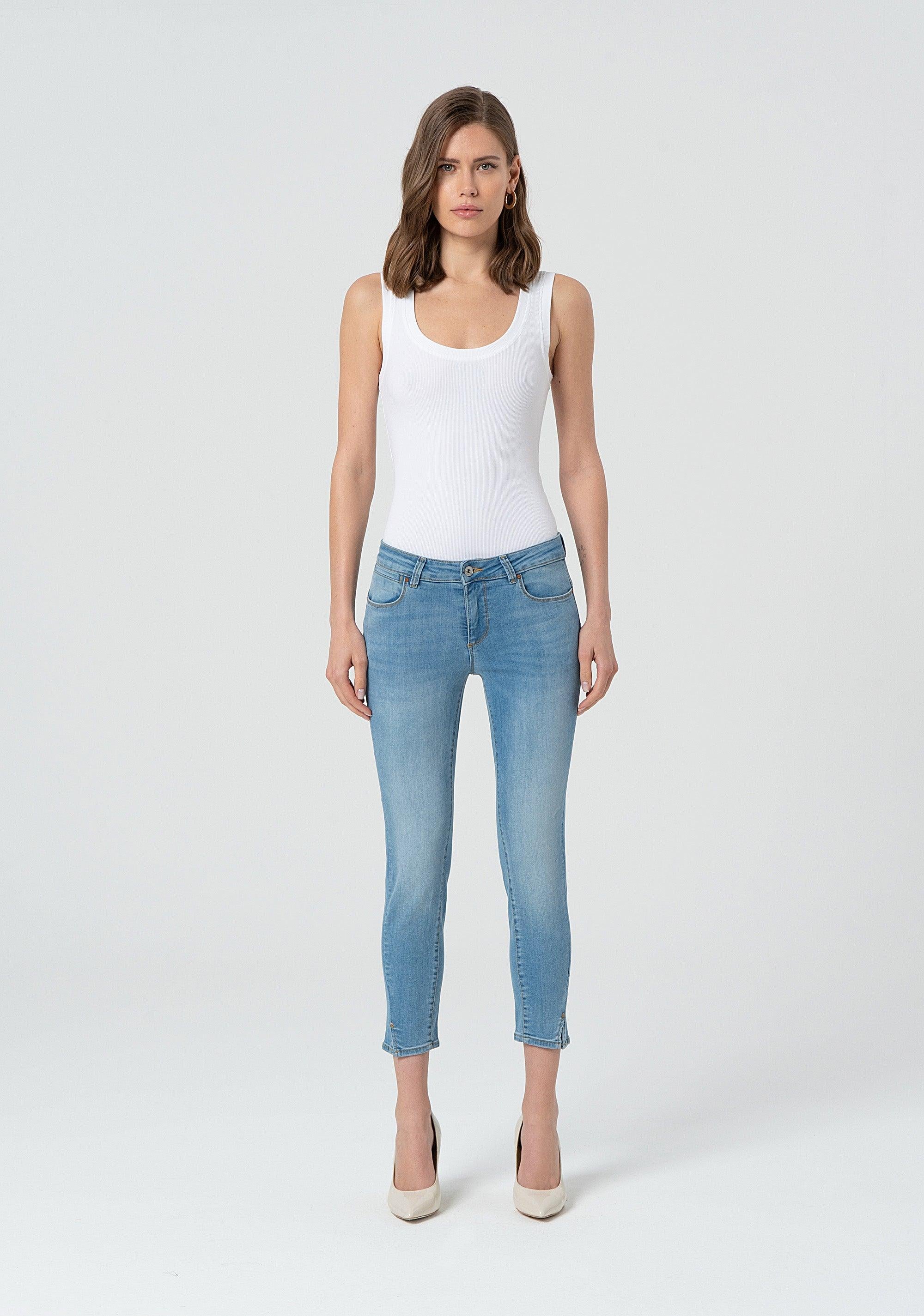 Jeans slim effetto push up in denim con lavaggio chiaro