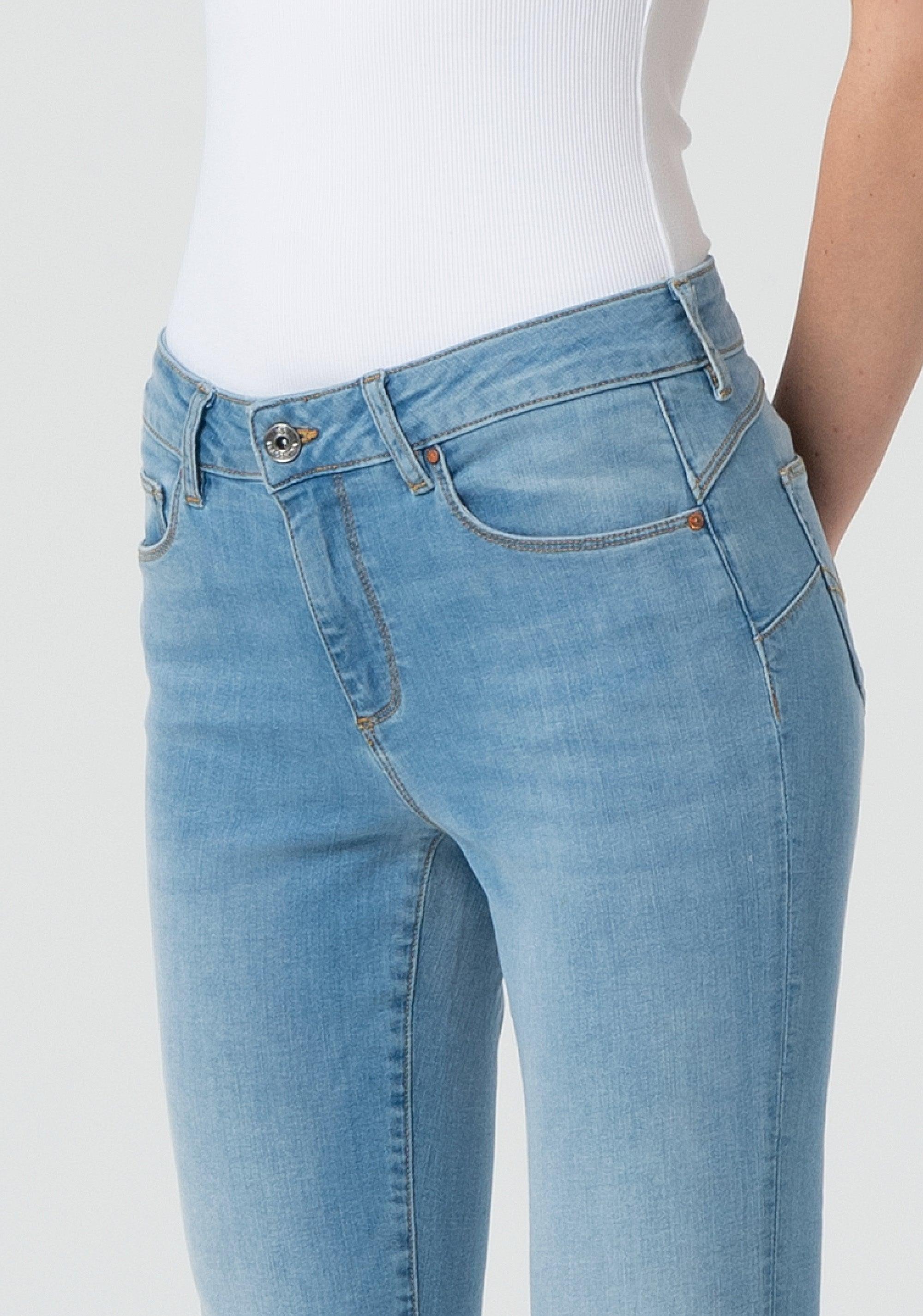 Jeans slim effetto push up in denim con lavaggio chiaro