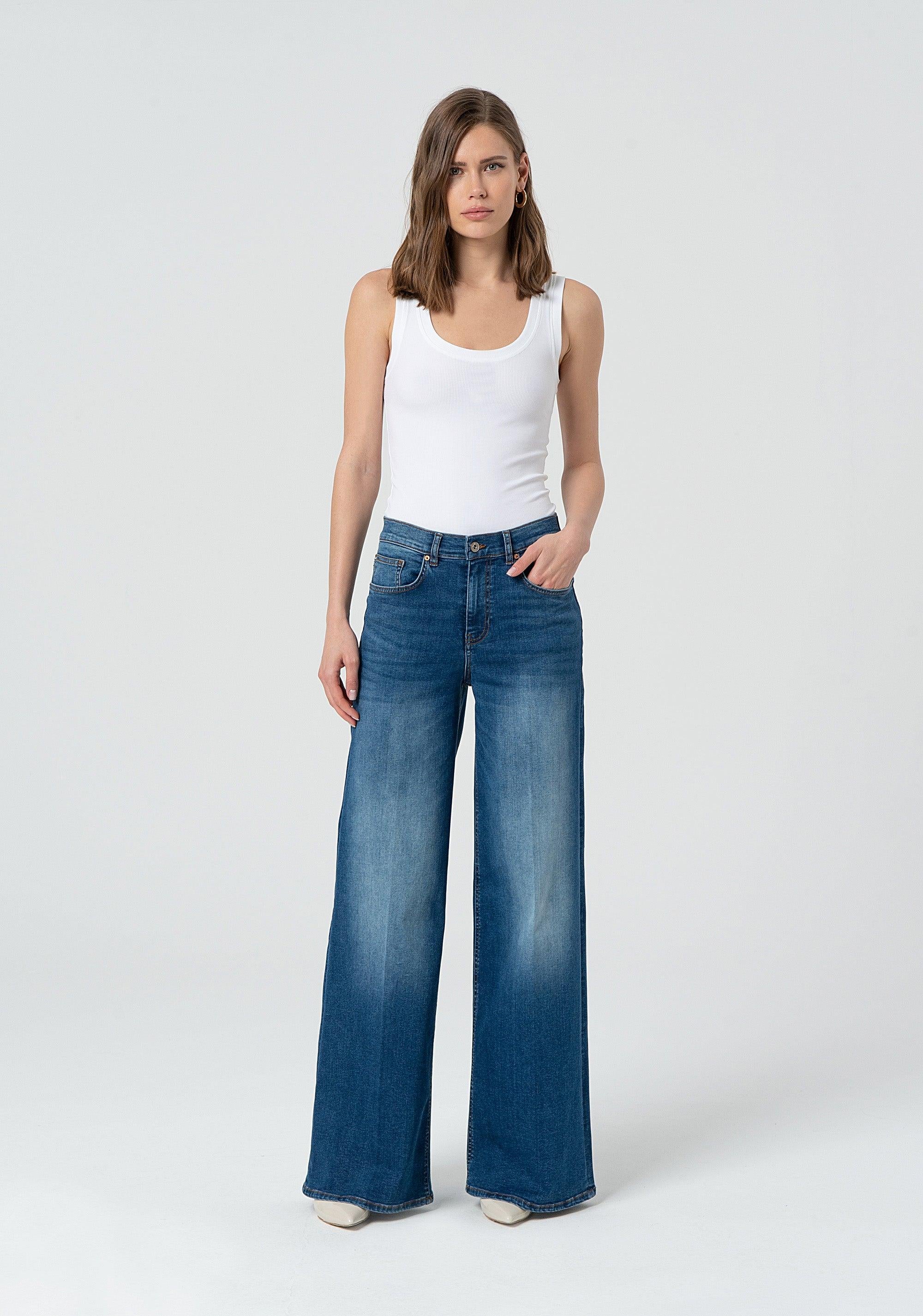 Jeans wide leg in denim con lavaggio medio