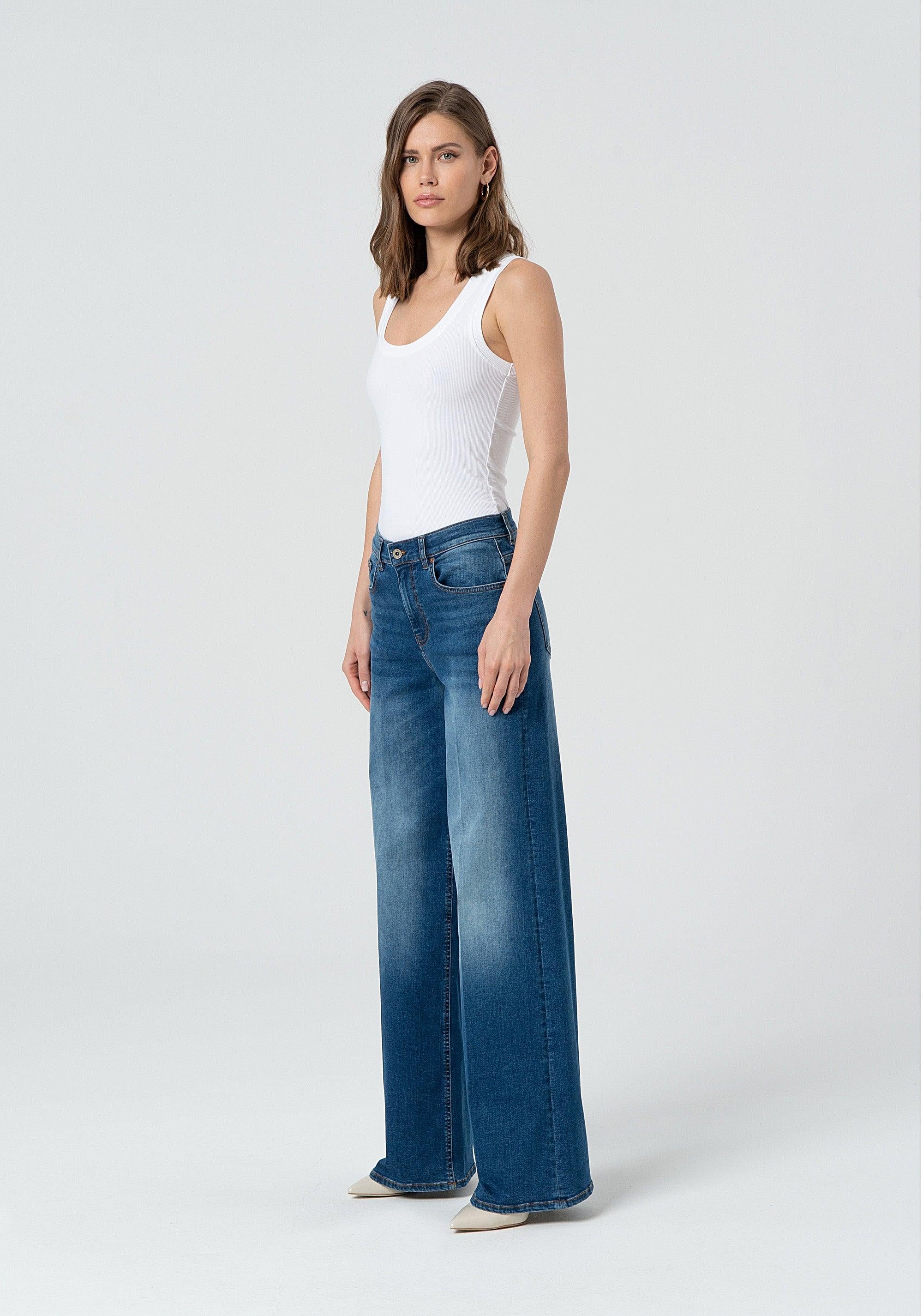 Jeans wide leg in denim con lavaggio medio