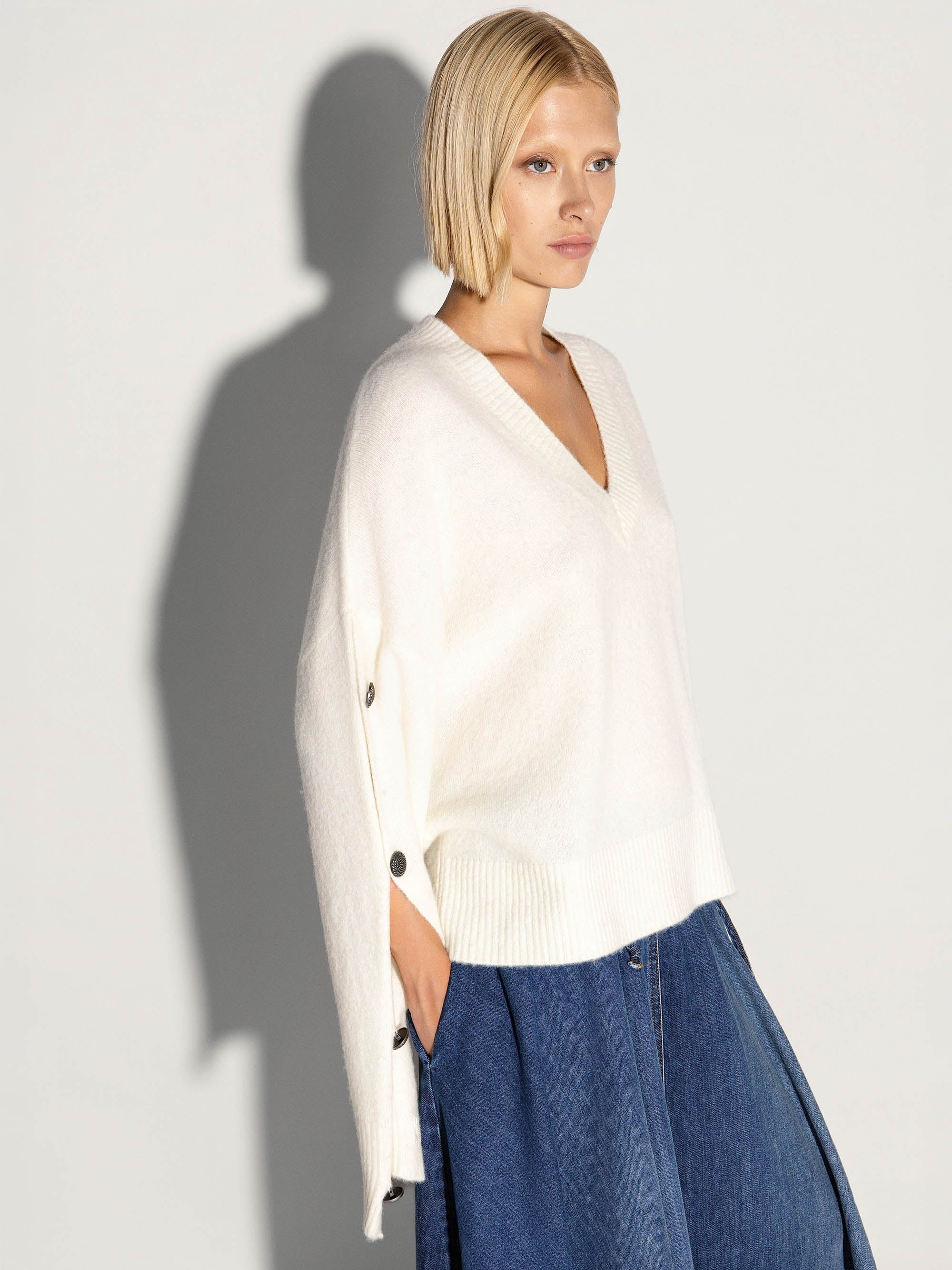 Pullover AKEP scollo a V ricamato off white MGKD15101 V2 AKEP 