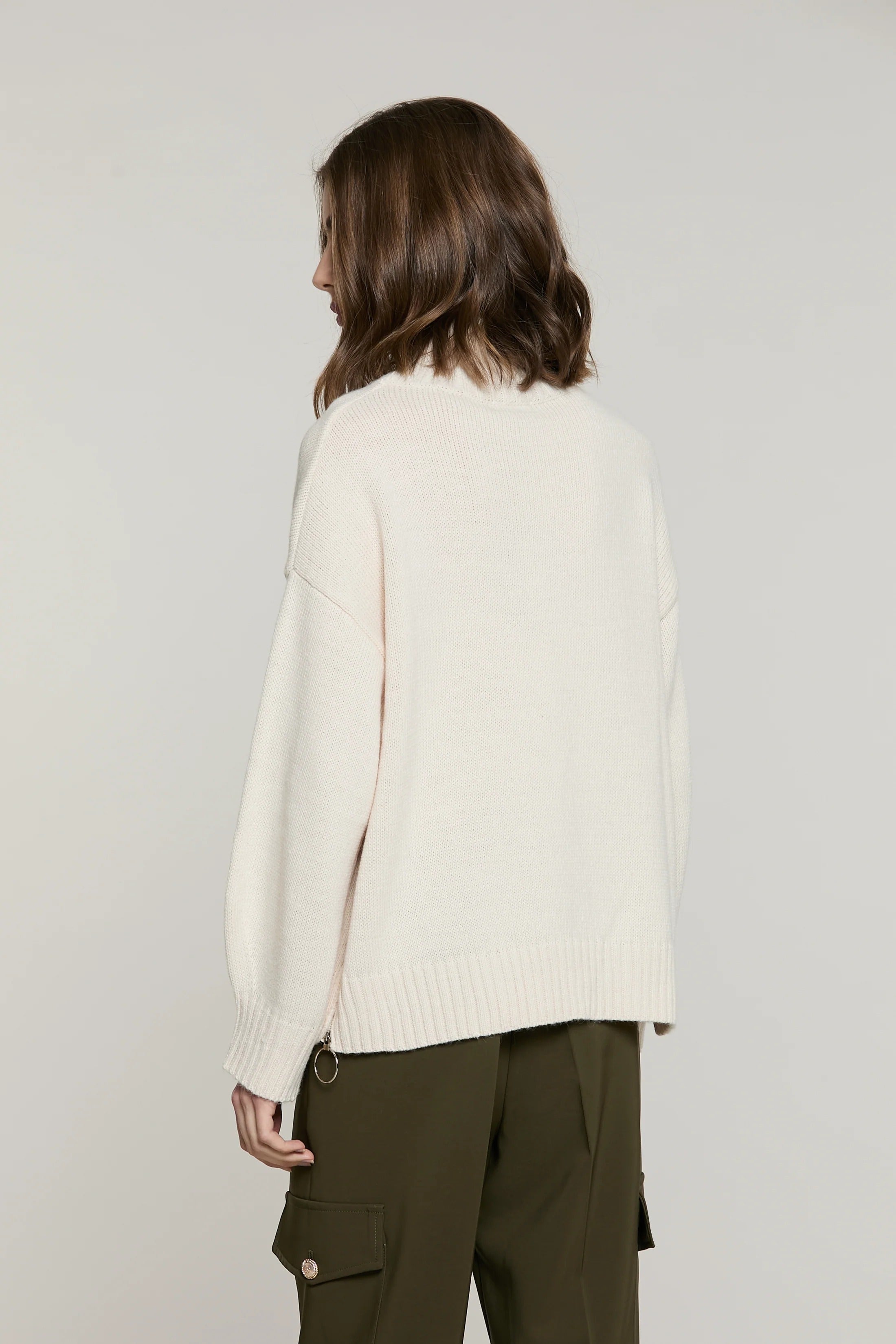 Maglia LYS collo alto taglio asimmetrico ivory RDA2602529055 1110 RELISH 