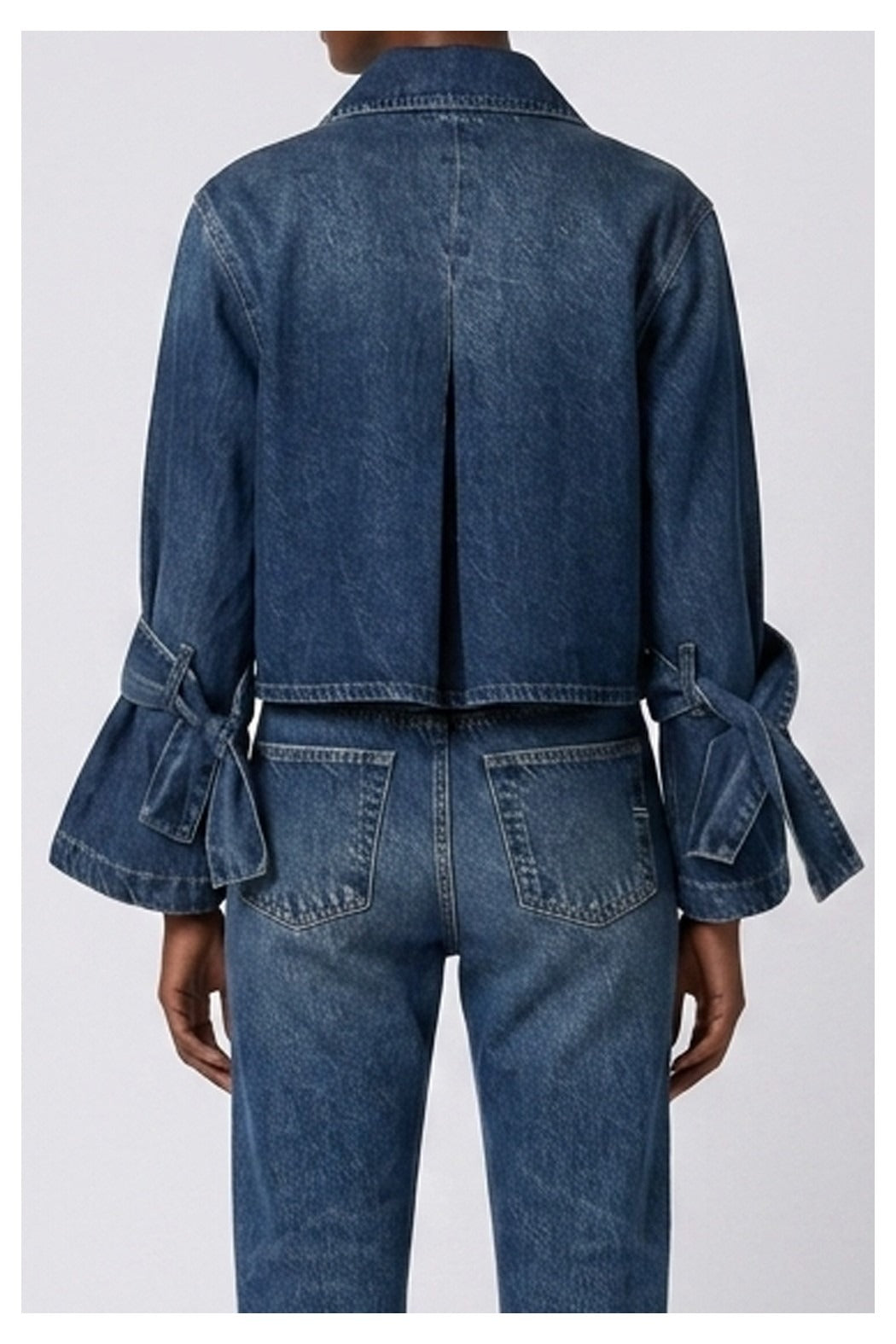 VICOLO Giubbino jeans blu per donna con linea cropped, maniche a campana e fiocchi sui polsi. DAC5100 DENIM BLU VICOLO 
