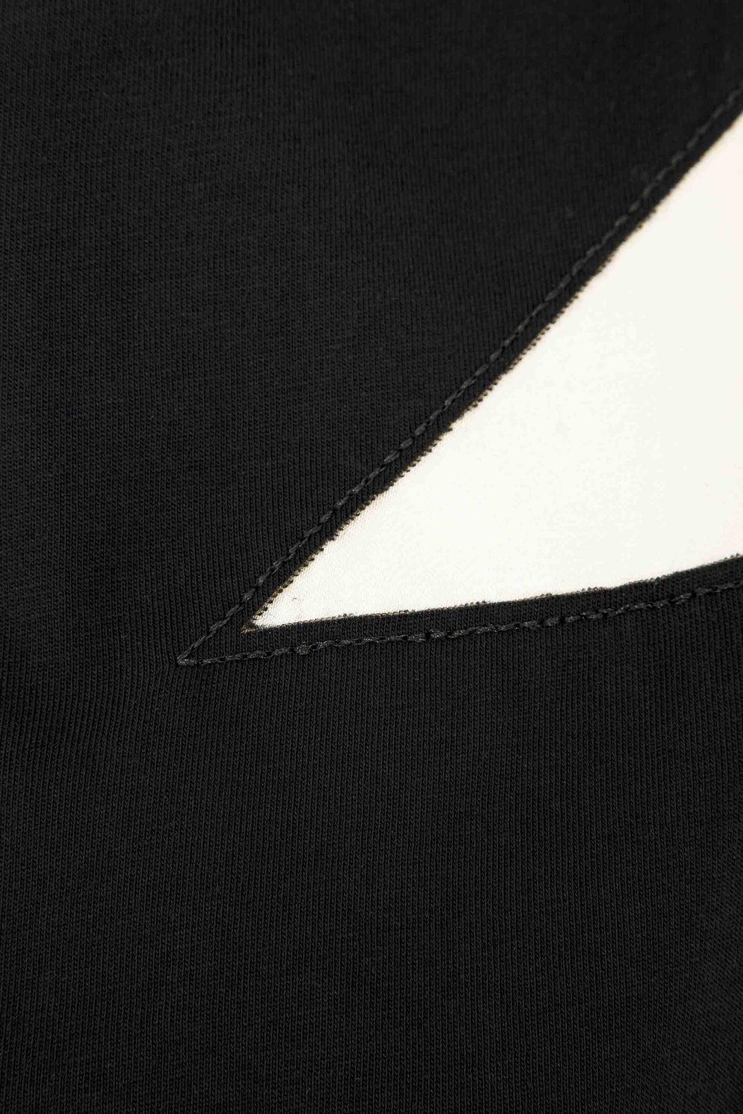T-shirt AKEP con ricamo sulle spalle nera
