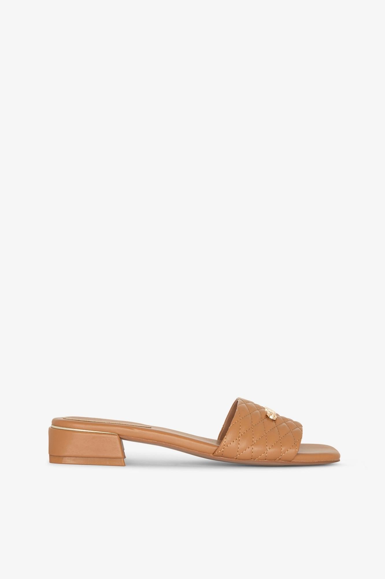 Sandalo Con Tacco Tessuto Matelasse E Placchetta Logo  Beige - Gaëlle Paris GACAW01709-MTFI0007 BE00 GAELLE 