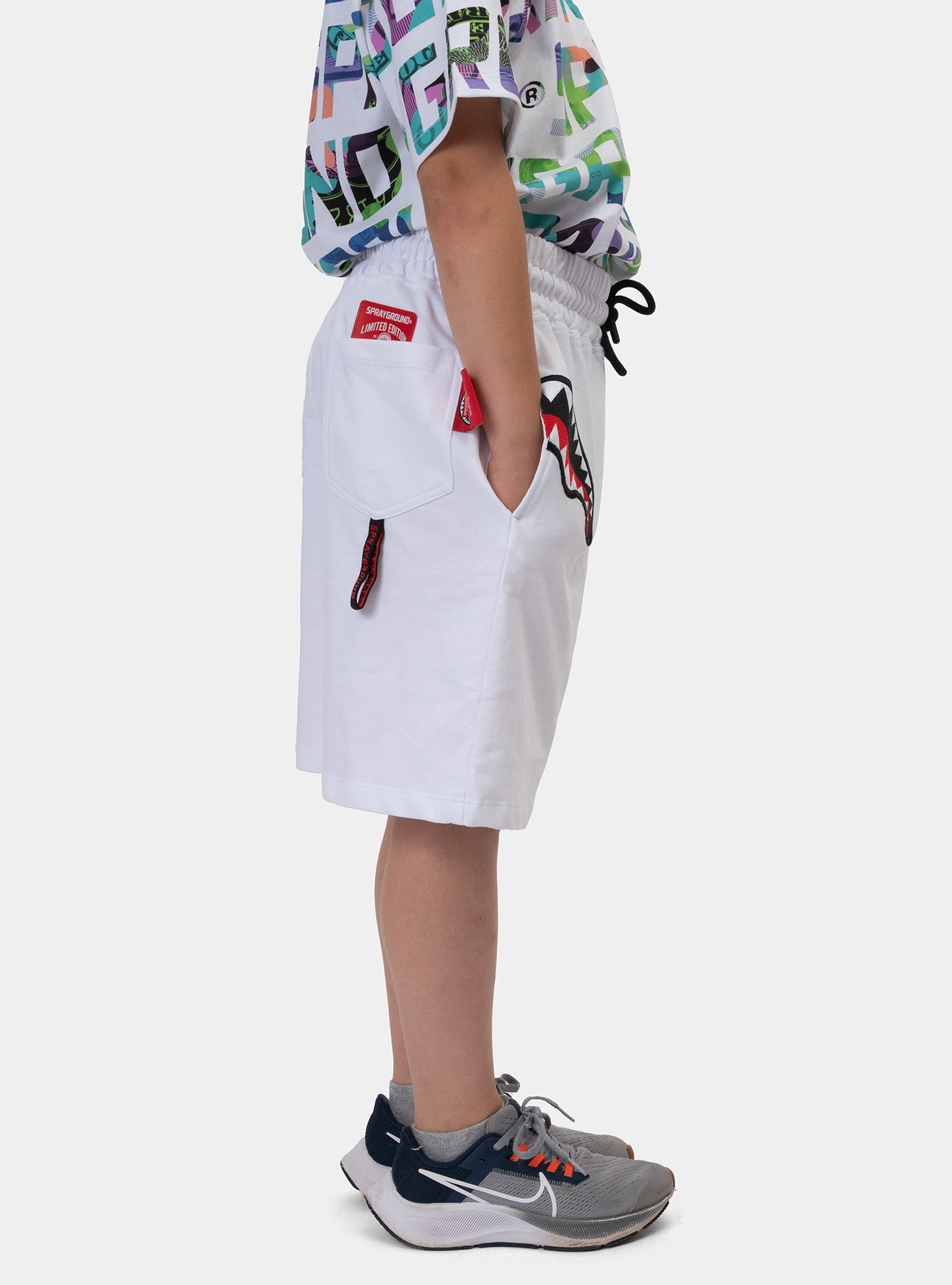 immagine-2-sprayground-label-shark-crew-short-white-short-spy1036-white