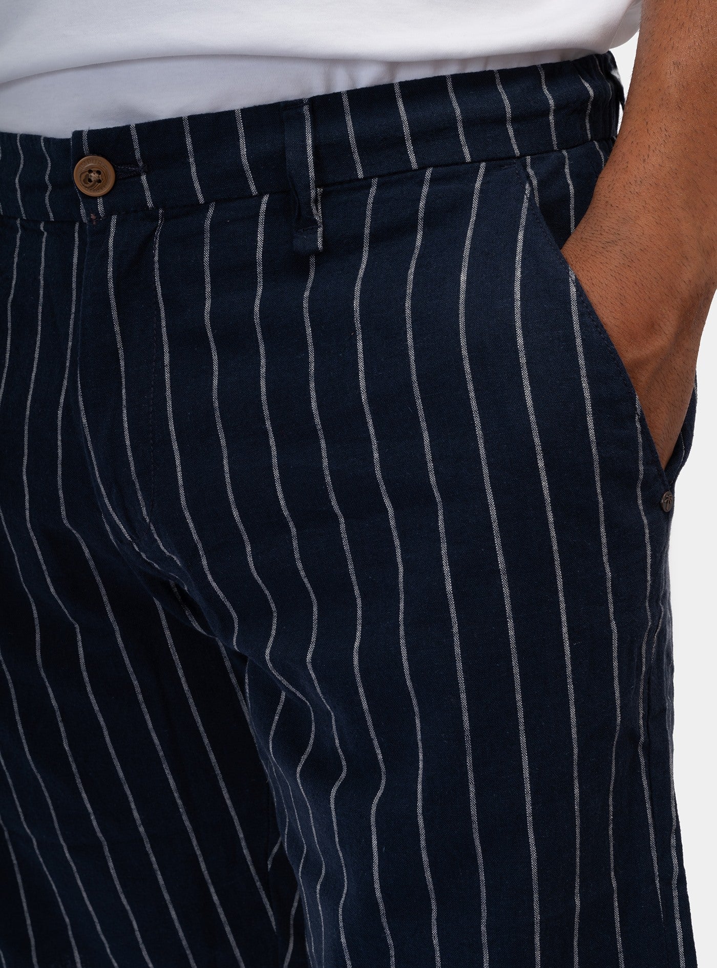 immagine-4-impure-chino-short-comfort-misto-lino-navy-stripe-bermuda-im24ssbm-chs4326-c63