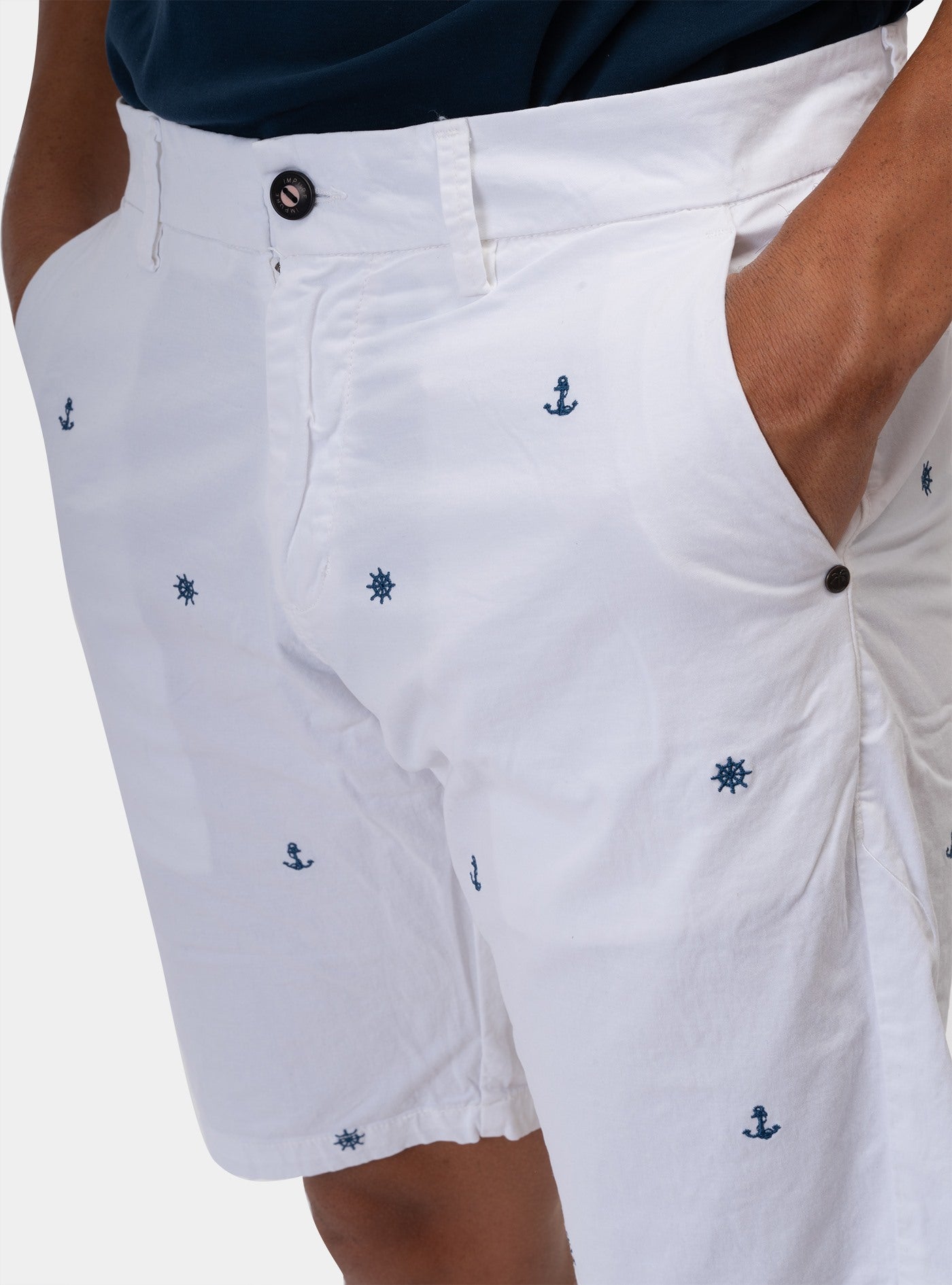 immagine-4-impure-chino-short-comfort-twill-embr-nautical-white-bermuda-im24ssbm-chs4293-c24